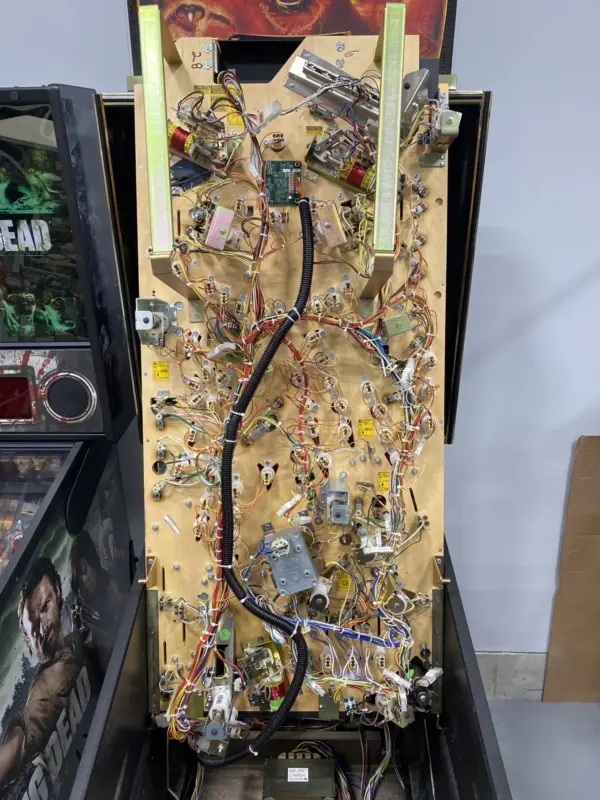 99% Perfect Original LOTR Pinball Machine With Topper - Image 36