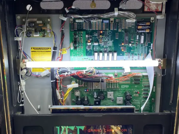 99% Perfect Original LOTR Pinball Machine With Topper - Image 35