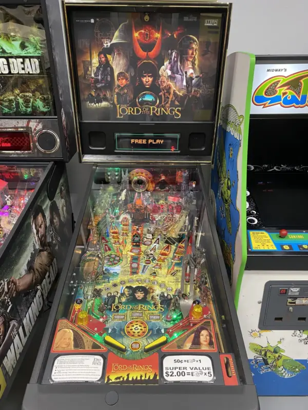 99% Perfect Original LOTR Pinball Machine With Topper